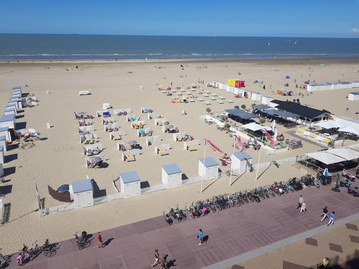 Modern Appartement Met Frontaal Zeezicht En Prive Parking Knokke-Heist Exteriör bild