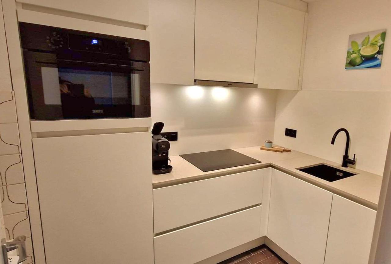 Modern Appartement Met Frontaal Zeezicht En Prive Parking Knokke-Heist Exteriör bild