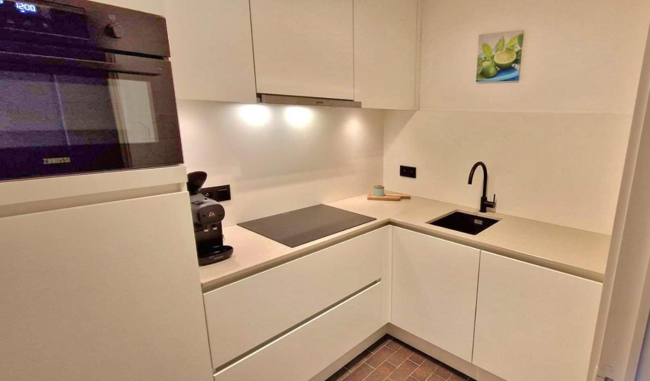 Modern Appartement Met Frontaal Zeezicht En Prive Parking Knokke-Heist Exteriör bild